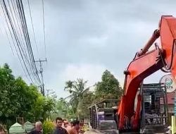 Alat Berat Turun ke Jalan, Warga Ramai Saksikan Proyek Penggalian di Tengah Permukiman