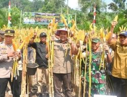 Bupati H M Syukur Berikan Gajinya Bulan ini ke Kades Simpang Parit