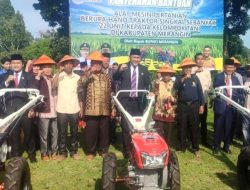 Bupati H M Syukur Serahkan 22 Unit Handtraktor ke Kelompok Tani