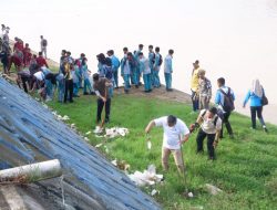 Puluhan Pelajar dan Aparat Bersihkan Bantaran Sungai, Aksi Nyata Peduli Lingkungan
