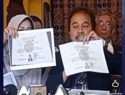 Perdana! Roy Suryo Bongkar Foto “Mentah” Skripsi Jokowi dari UGM