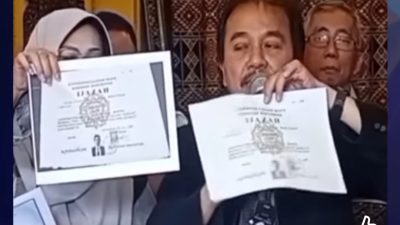 Perdana! Roy Suryo Bongkar Foto “Mentah” Skripsi Jokowi dari UGM