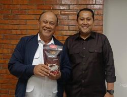 Bahas Percepatan MBG, Bupati M. Syukur Bawa Oleh-oleh Kopi Jangkat untuk Kepala BGN