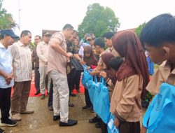 Bupati M Syukur Salurkan Bantuan Perlengkapan Sekolah Gratis di Pamenang