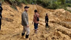 Wakil Bupati Sarolangun Gerry Trisatwika Turun Langsung Tinjau Kondisi Jalan Menuju Bukit Bulan yang Terputus Akibat Longsor