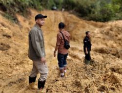 Wakil Bupati Sarolangun Gerry Trisatwika Turun Langsung Tinjau Kondisi Jalan Menuju Bukit Bulan yang Terputus Akibat Longsor