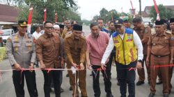 Bupati Sarolangun Hurmin Dampingi Anggota DPR RI Edi Purwanto Resmikan Pembangunan Jalan Singkut 7 