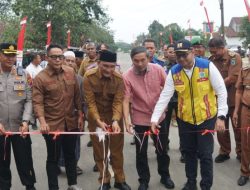 Bupati Sarolangun Hurmin Dampingi Anggota DPR RI Edi Purwanto Resmikan Pembangunan Jalan Singkut 7 