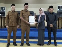 Waka 1 DPRD Cik Marleni Pimpin Rapat Paripurna Pandangan Umum Fraksi-fraksi DPRD terhadap LKPJ Bupati Sarolangun Tahun Anggaran 2025
