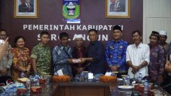 Bupati Sarolangun Hurmin Pimpin Mediasi PT SAL dan SAD Selama 7 Jam, Konflik Selesai dengan Damai 