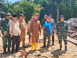 Wabup Gerry Trisatwika : Pemerintah akan Bantu Warga yang Rumahnya Rusak bahkan yang Hanyut akibat Banjir Bandang 