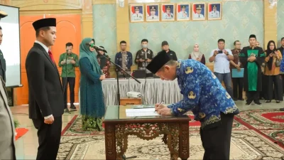Lantik 15 Pejabat Administrator dan Pengawas,  Wabup Sarolangun Gerry Trisatwika Tegaskan Inovasi bagi Pejabat adalah Kewajiban 