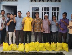 Gerry Trisatwika Ketua Terpilih DPD Golkar Sarolangun Salurkan Sembako Gratis secara Maraton untuk Kaum Dhuafa 
