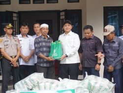 Wakil Bupati Sarolangun Gerry Trisatwika Serahkan Bantuan Pascabanjir di Batang Asai