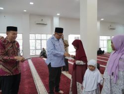 Jelang Idul Fitri, Kemas Faried Santuni Anak Yatim dan Dhuafa di Masjid Amanah DPRD Kota Jambi