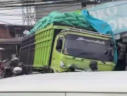 Diduga Nyabu di Tol, Truk Muatan Beras Terperosok ke Parit di Bekasi