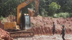 Satgas TMMD ke-128 bersama Dinas PUPR  Kabupaten Sarolangun Percepat Pengerasan Jalan di Desa Seko Besar