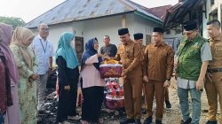 Peduli, Bupati Hurmin dan Wabup Gerry Trisatwika Serahkan Bantuan Kebakaran di Kelurahan Pasar Sarolangun 