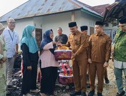 Peduli, Bupati Hurmin dan Wabup Gerry Trisatwika Serahkan Bantuan Kebakaran di Kelurahan Pasar Sarolangun 