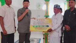 Cek Endra Salurkan Bantuan untuk Masjid Raudatusolihin di Desa Ladang Panjang Sarolangun, Ajak Masyarakat Memakmurkan Masjid