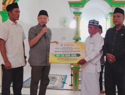 Cek Endra Salurkan Bantuan untuk Masjid Raudatusolihin di Desa Ladang Panjang Sarolangun, Ajak Masyarakat Memakmurkan Masjid