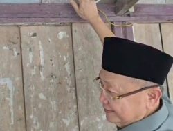 Peduli, Cek Endra Bantu Masyarakat Miskin di Desa Ladang Panjang Sarolangun Miliki Meteran Listrik 