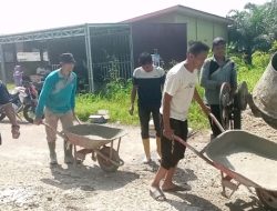 Dukung Program Bupati, Kelurahan Aur Gading Goro Tambal Jalan Berlobang di Kawasan Sport Center Sarolangun