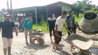 Dukung Program Bupati, Kelurahan Aur Gading Goro Tambal Jalan Berlobang di Kawasan Sport Center Sarolangun