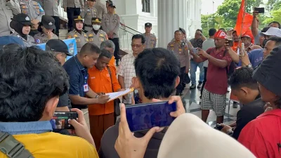 Pemprov Jambi Janji Tuntutan Buruh Dibahas Bersama Gubernur, Kesbangpol: Aspirasi Tak Akan Diabaikan