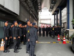 Operasi Senyap Kasus Besar, Gedung Hayam Wuruk di Kepung Brimob