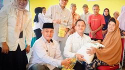 Wabup Gerry Trisatwika Serahkan Bantuan Pangan Pasca Bencana Banjir dari Bapanas di Kecamatan Bathin VIII Sarolangun 