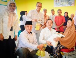 Wabup Gerry Trisatwika Serahkan Bantuan Pangan Pasca Bencana Banjir dari Bapanas di Kecamatan Bathin VIII Sarolangun 