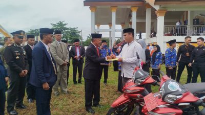 Wabup A. Khafidh Serahkan 24 Motor Dinas untuk Da’i dan Piagam bagi Siswa Berprestasi