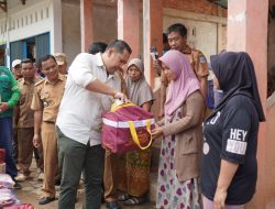 Kebutuhan Bayi Jadi Prioritas, Bupati M. Syukur Tinjau Korban Banjir Lembah Masurai