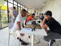 Turnamen 10 Best Chess Player Jambi 2026 Memanas! Sarmadoli Tumbangkan Izhar Bafadhal, Duel Para Master Warnai Putaran Pertama