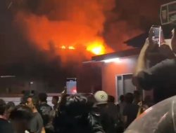 BREAKING: Kobaran Api Lahap Bangunan, Warga Tumpah Ruah Rekam Pakai HP di Tengah Malam