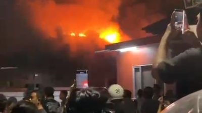 BREAKING: Kobaran Api Lahap Bangunan, Warga Tumpah Ruah Rekam Pakai HP di Tengah Malam