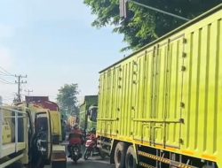 Simpang Bolong Mendadak Macet Parah! Truk Besar “Nge-blok” Jalan, Warga: Mau Macet