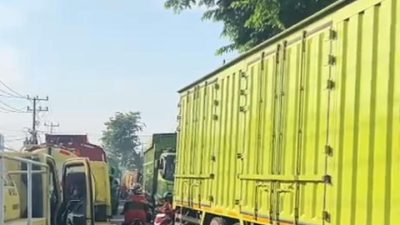 Simpang Bolong Mendadak Macet Parah! Truk Besar “Nge-blok” Jalan, Warga: Mau Macet