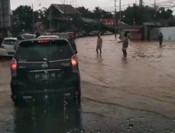 Hujan Deras, Jalan Mendalo Mendadak Jadi “Kolam Renang” Warga  