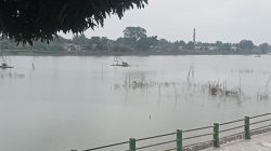 Pagi yang mendung di Danau Sipin tak menyurutkan aktivitas warga.