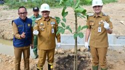 Wali Kota Maulana Tanam Pohon di Telaga Kajang Lako, Siapkan RTH untuk Warga Kota Jambi