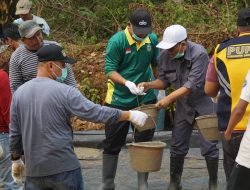 Bupati Sarolangun dan Dinas PUPR Gotong Royong  Membangun Infrastruktur Bersama Masyarakat Sepintun