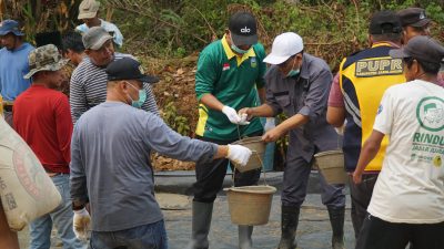 Bupati Sarolangun dan Dinas PUPR Gotong Royong  Membangun Infrastruktur Bersama Masyarakat Sepintun