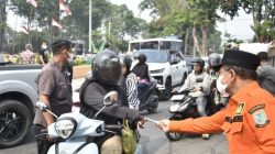 Kasus ISPA Naik, Wali Kota Jambi Bagikan Masker Gratis ke Pengendara