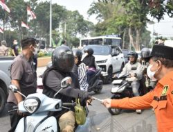 Kasus ISPA Naik, Wali Kota Jambi Bagikan Masker Gratis ke Pengendara