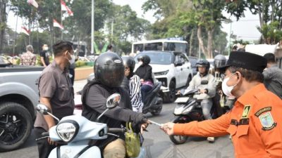 Kasus ISPA Naik, Wali Kota Jambi Bagikan Masker Gratis ke Pengendara