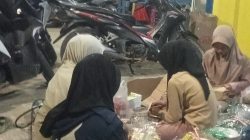 Gotong Royong Ibu-ibu Siapkan Parcel 17 Agustus di Tengah Malam, Semangat Kemerdekaan Tak Pernah Padam