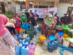 Dua Pekan Krisis Air, Rocky Candra Distribusikan 10.000 Liter Air Bersih ke Kumpeh Ulu