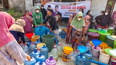 Dua Pekan Krisis Air, Rocky Candra Distribusikan 10.000 Liter Air Bersih ke Kumpeh Ulu